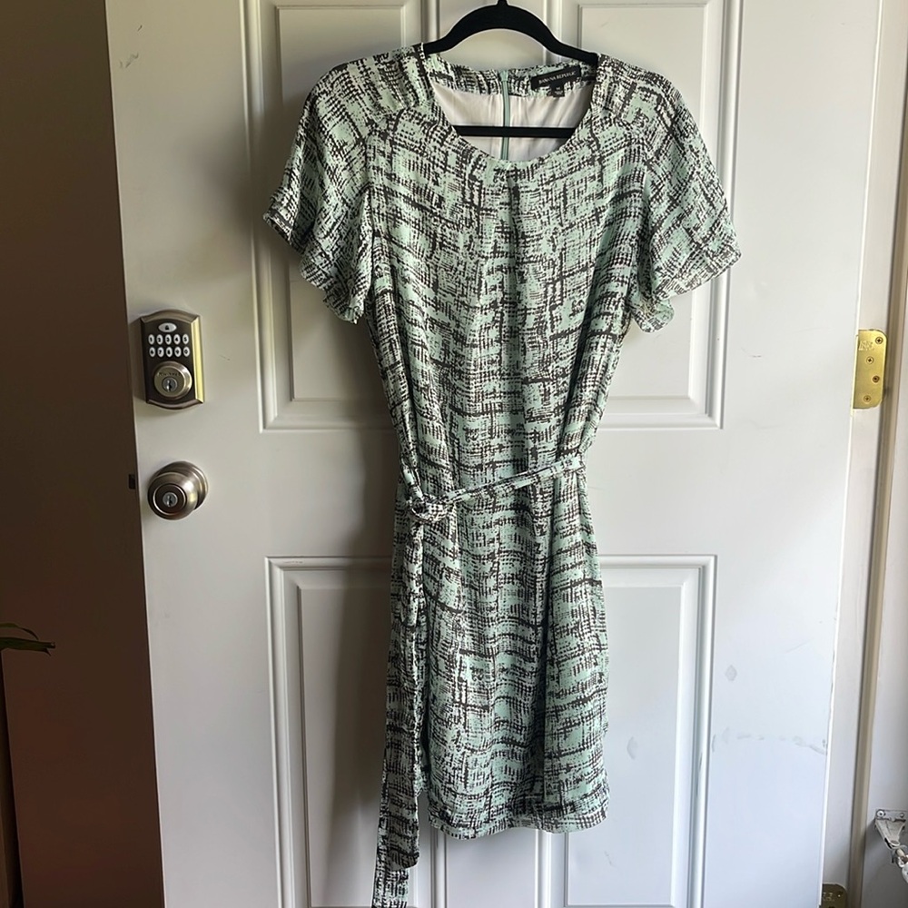 Banana Republic dress, size medium. Tie waist, zippered back. Great condition.
